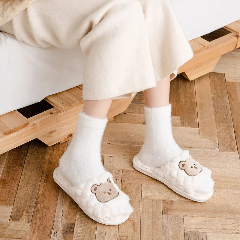 Cozy five-toe socks made of coral fleece, warm and fluffy