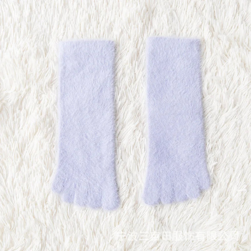 Cozy five-toe socks made of coral fleece, warm and fluffy