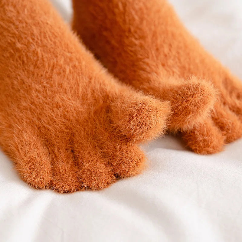 Cozy five-toe socks made of coral fleece, warm and fluffy