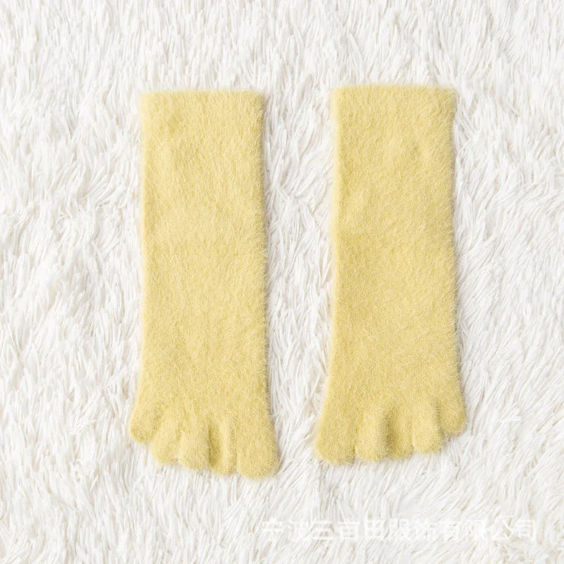 Cozy five-toe socks made of coral fleece, warm and fluffy