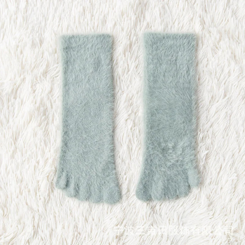 Cozy five-toe socks made of coral fleece, warm and fluffy