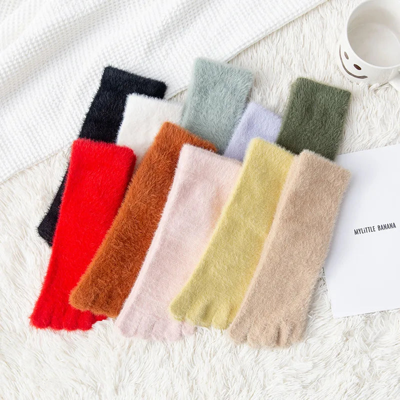 Cozy five-toe socks made of coral fleece, warm and fluffy