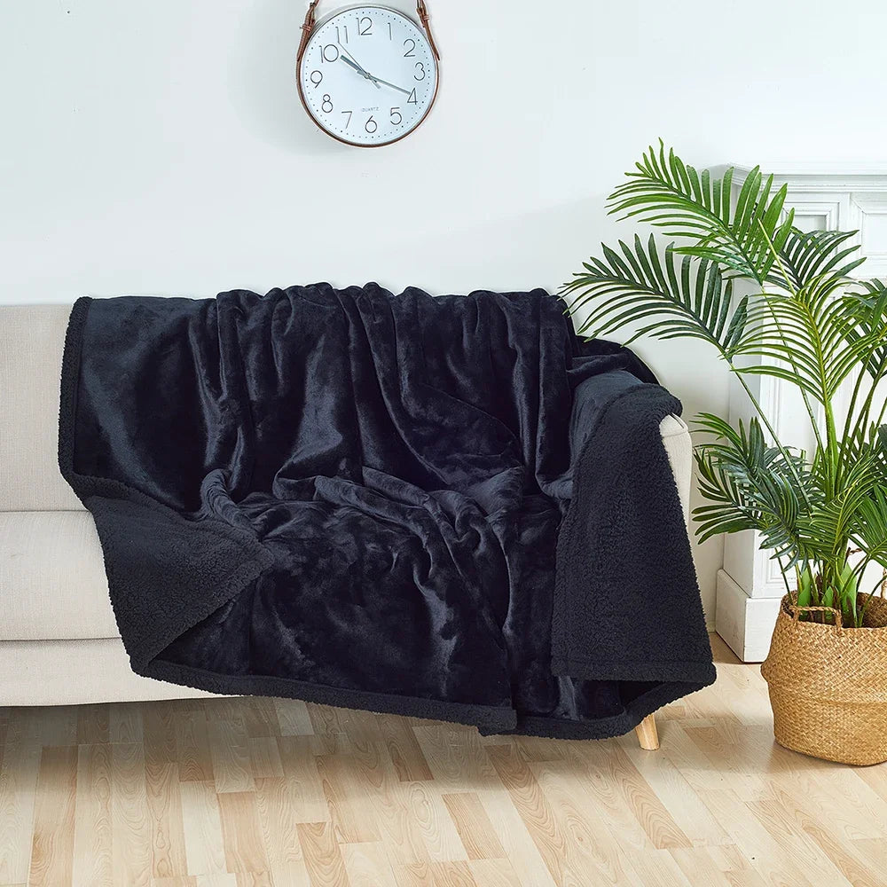 Waterproof and cozy blanket for couples