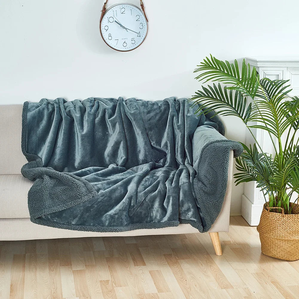 Waterproof and cozy blanket for couples