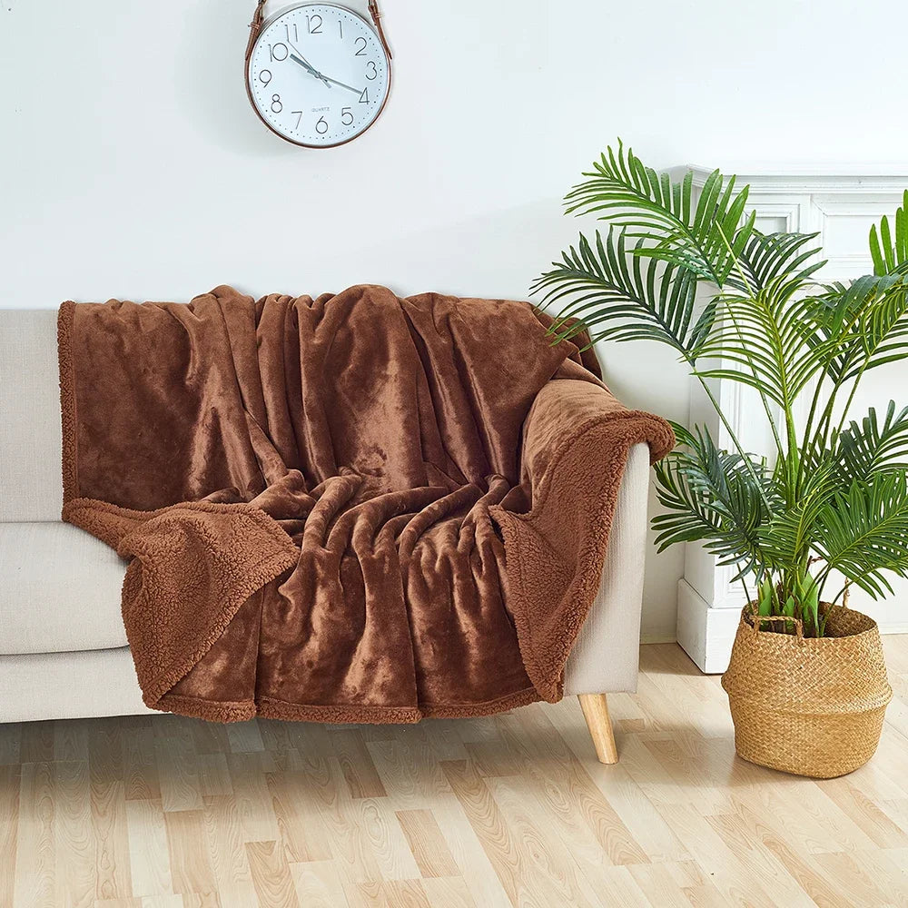 Waterproof and cozy blanket for couples