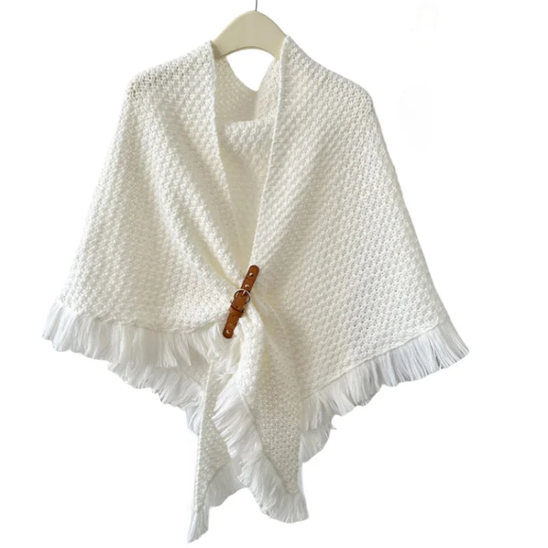 Warm triangle knitted cape, elegant and cocooning style