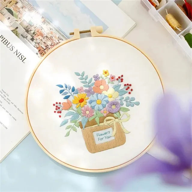 Kit Broderie Fleurs Débutant – Motifs Botaniques avec Cerceau 20×20 cm