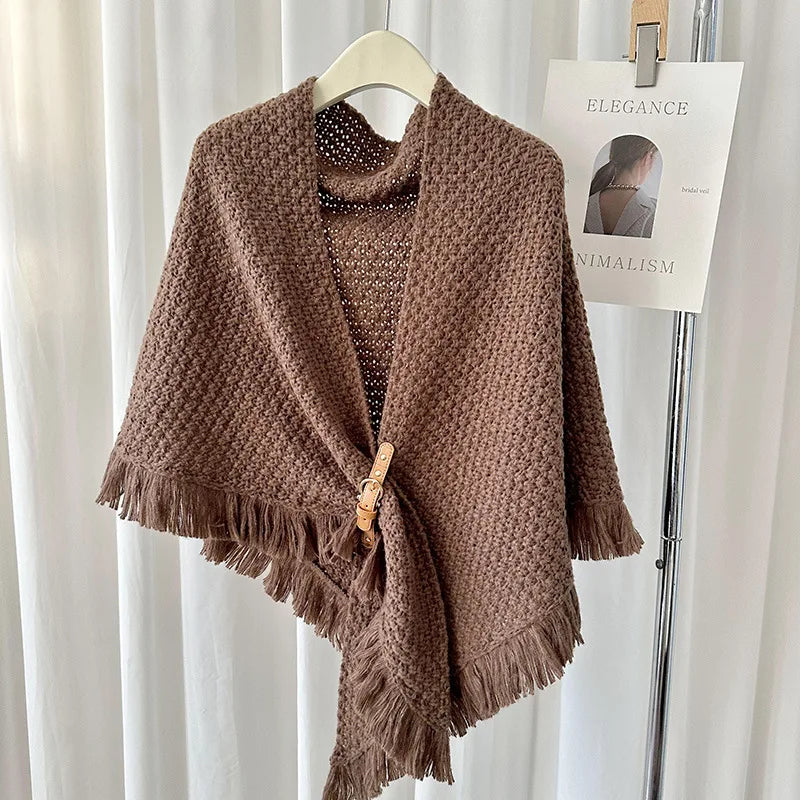 Warm triangle knitted cape, elegant and cocooning style