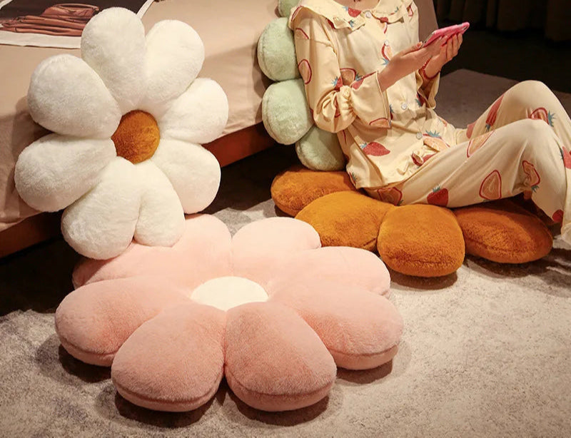 Flower-shaped plush decorative cushion