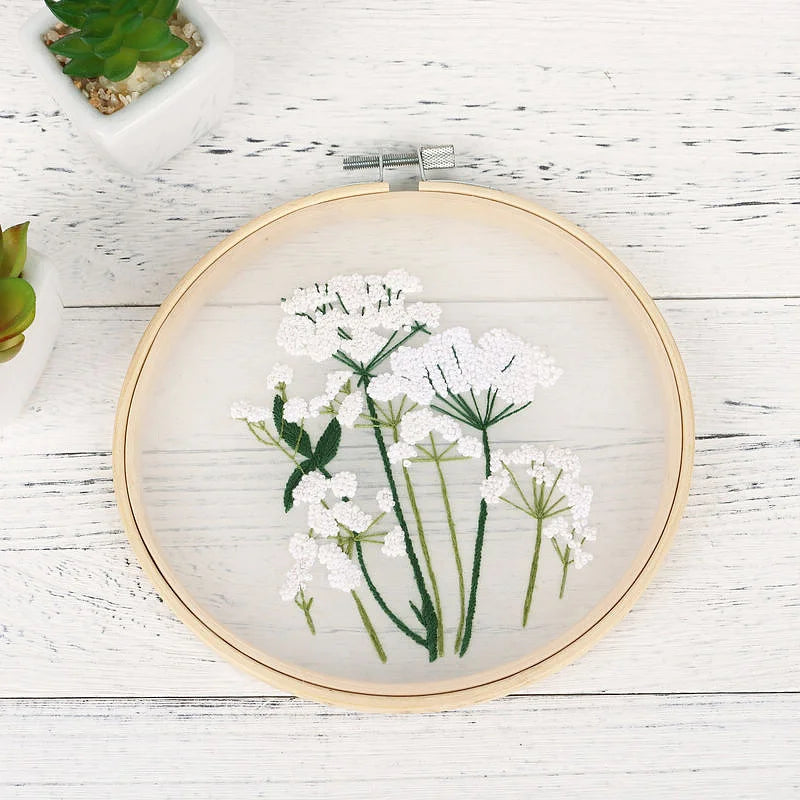 Kit Broderie Fleurs Blanches Débutant – Motifs Végétaux avec Cerceau 20×20 cm