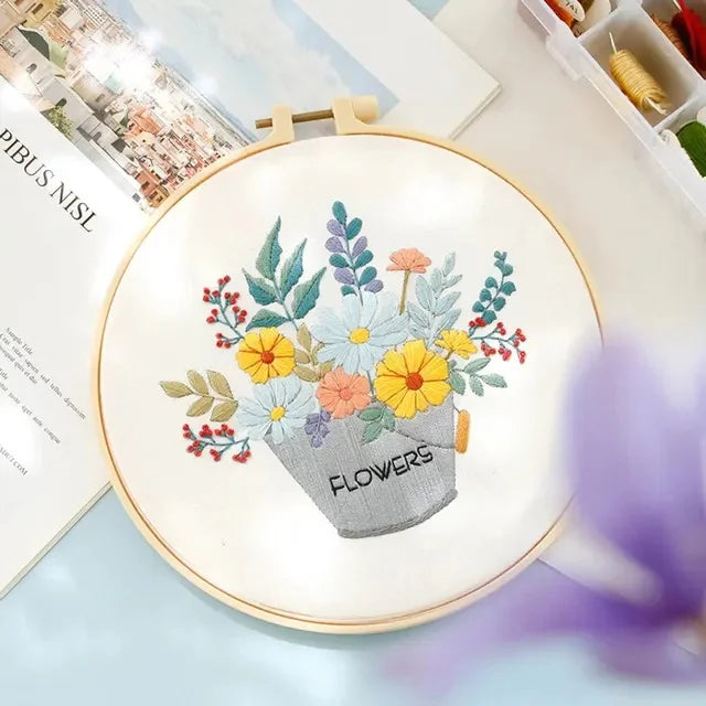 Kit Broderie Fleurs Débutant – Motifs Botaniques avec Cerceau 20×20 cm