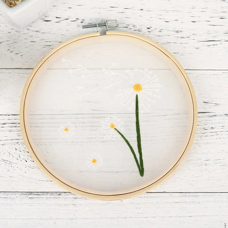 Kit Broderie Fleurs Blanches Débutant – Motifs Végétaux avec Cerceau 20×20 cm