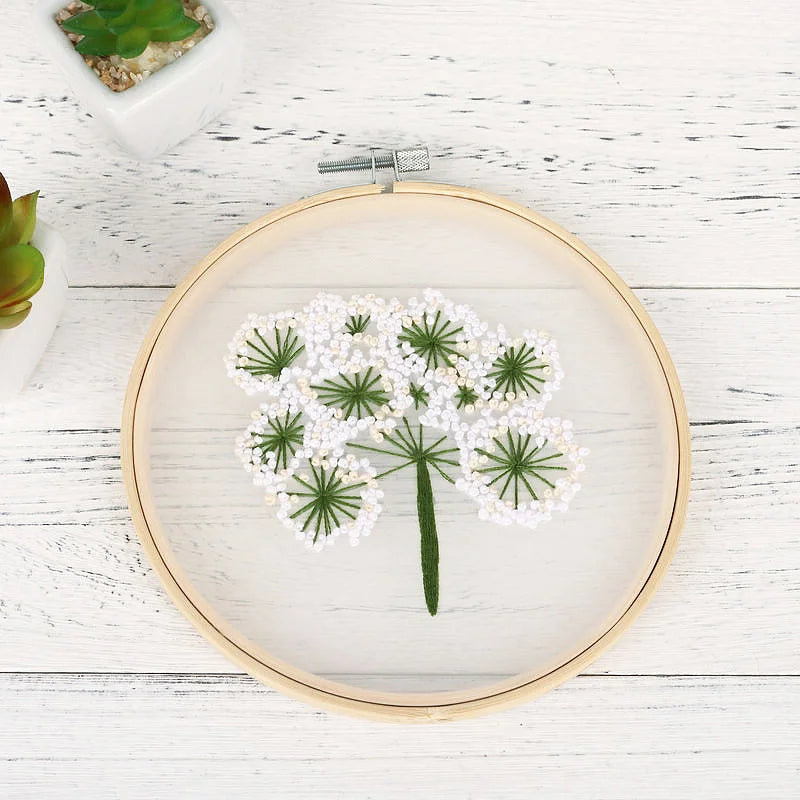 Kit Broderie Fleurs Blanches Débutant – Motifs Végétaux avec Cerceau 20×20 cm