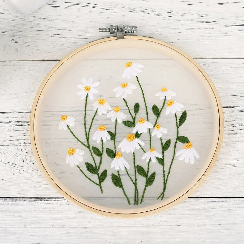 Kit Broderie Fleurs Blanches Débutant – Motifs Végétaux avec Cerceau 20×20 cm