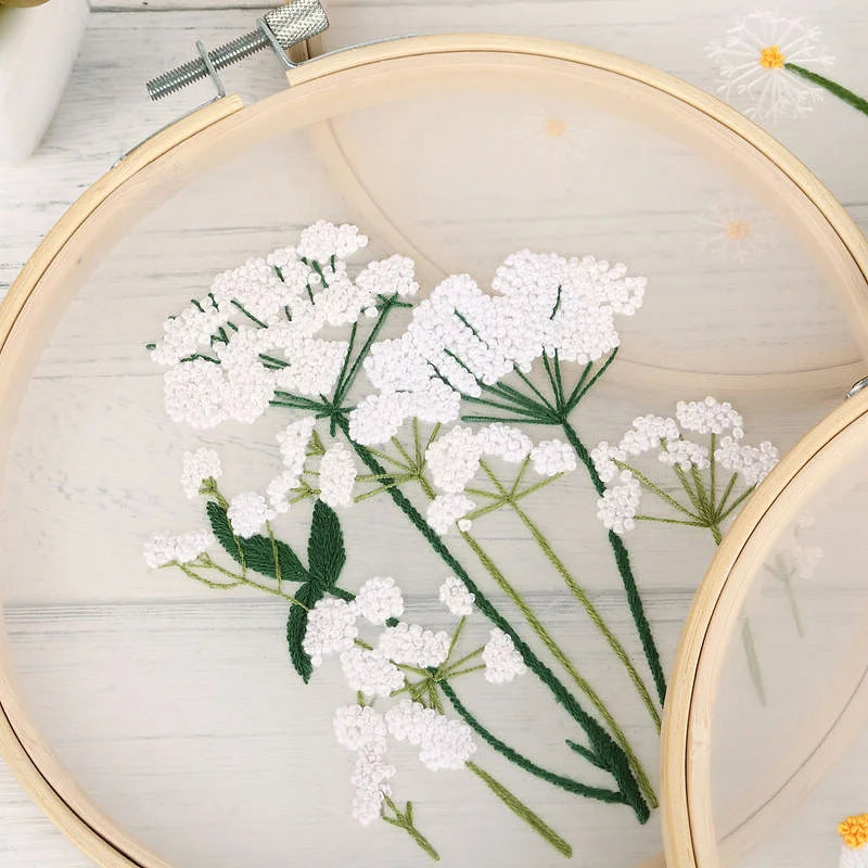 Kit Broderie Fleurs Blanches Débutant – Motifs Végétaux avec Cerceau 20×20 cm