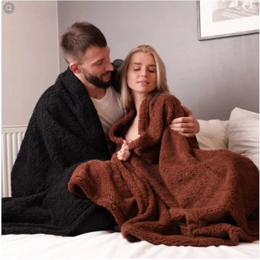 Waterproof and cozy blanket for couples